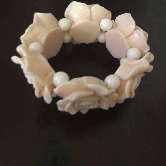 Cream colored plastic corsage bracelet - Picture 2 of 4